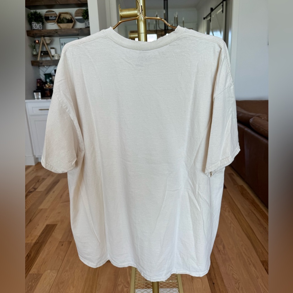 Queen NWOT Band XL Tee Graphic Distressed Ivory T-Shirt by Livy Lu T9 - Picture 4 of 7